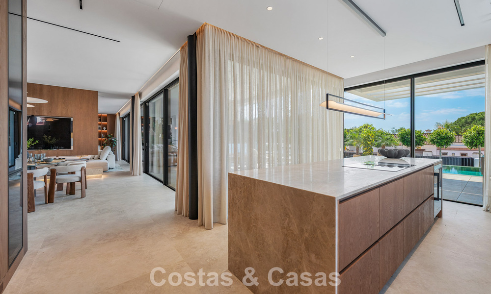 High-end beachside villa with rooftop terrace and jacuzzi with sea views for sale east of Marbella Centre 799275
