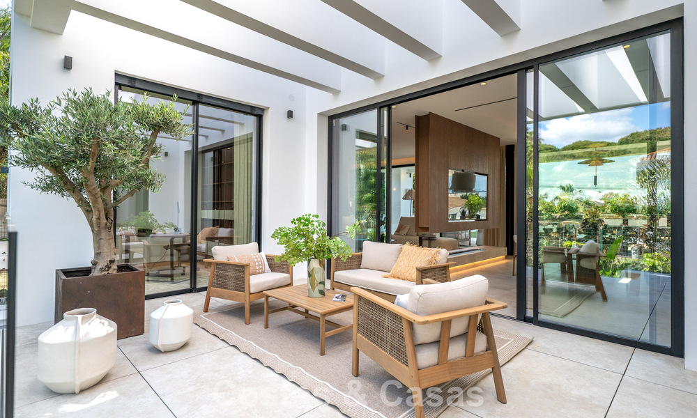 High-end beachside villa with rooftop terrace and jacuzzi with sea views for sale east of Marbella Centre 799276