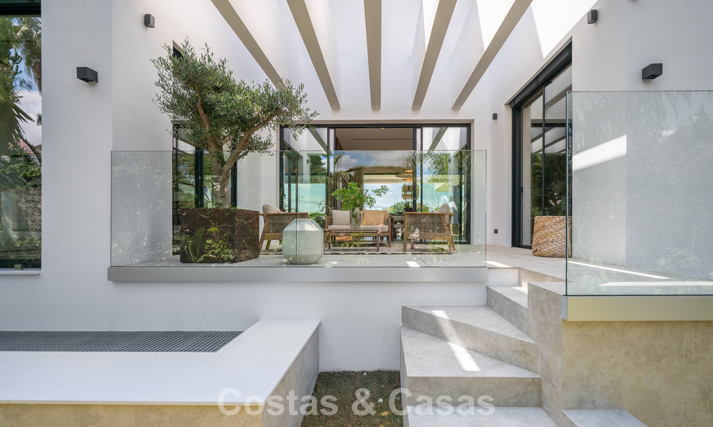 High-end beachside villa with rooftop terrace and jacuzzi with sea views for sale east of Marbella Centre 799277
