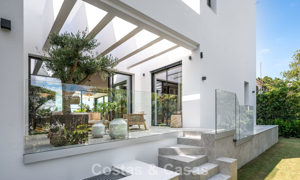 High-end beachside villa with rooftop terrace and jacuzzi with sea views for sale east of Marbella Centre 799278
