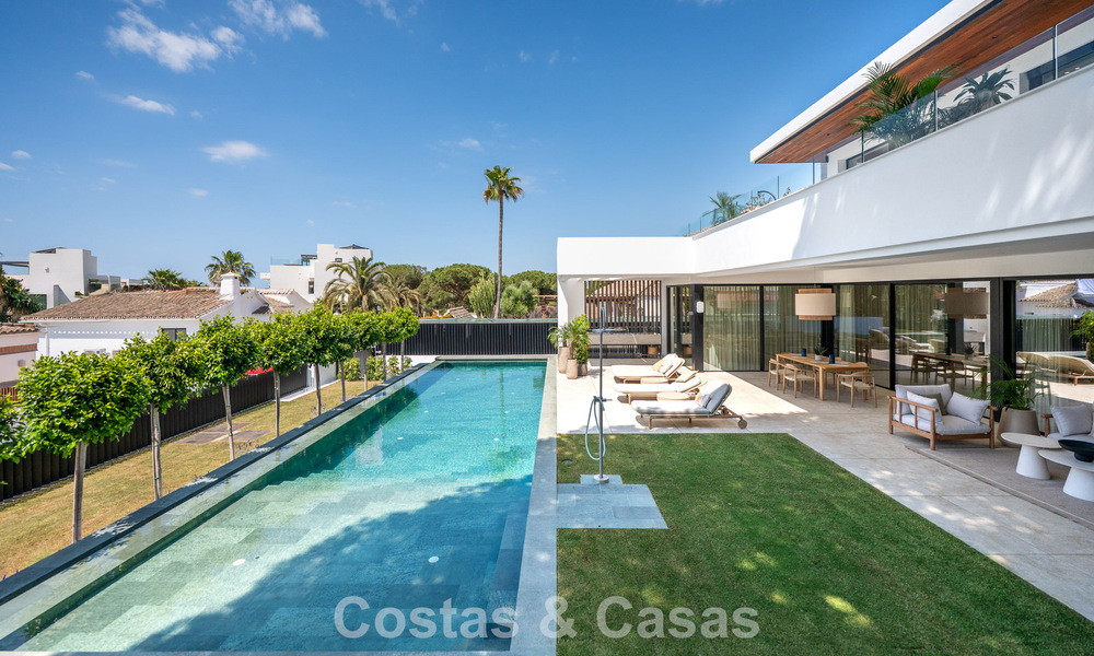 High-end beachside villa with rooftop terrace and jacuzzi with sea views for sale east of Marbella Centre 799279