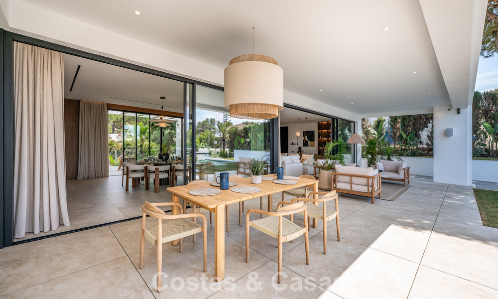 High-end beachside villa with rooftop terrace and jacuzzi with sea views for sale east of Marbella Centre 799281