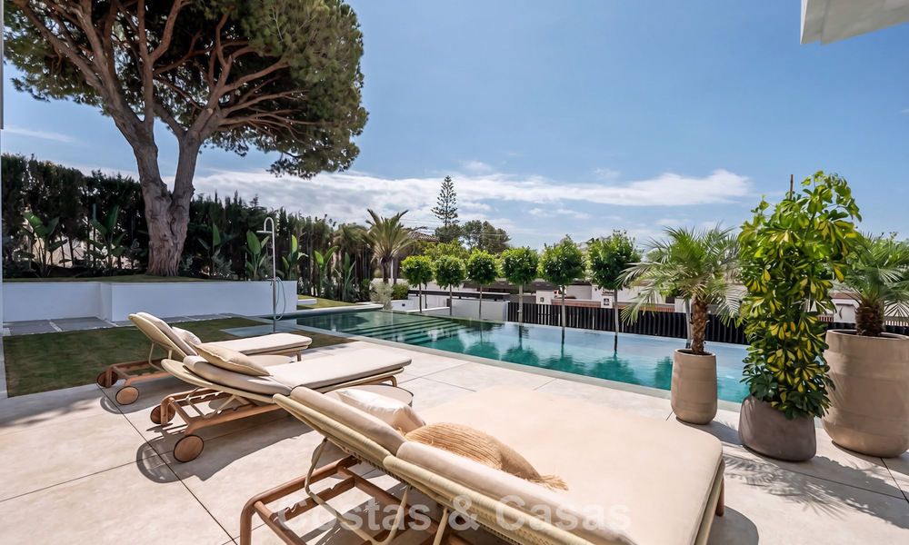 High-end beachside villa with rooftop terrace and jacuzzi with sea views for sale east of Marbella Centre 799282