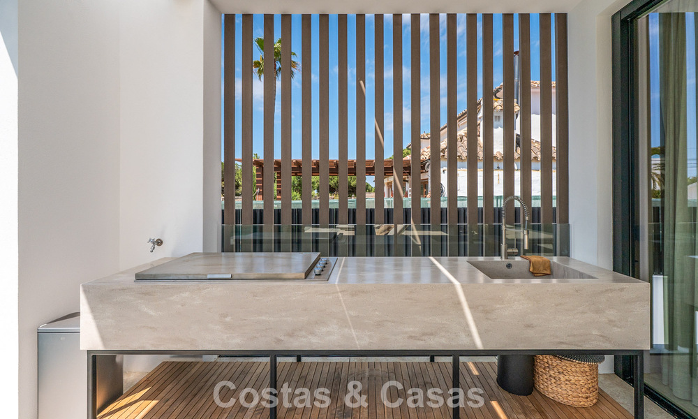 High-end beachside villa with rooftop terrace and jacuzzi with sea views for sale east of Marbella Centre 799283