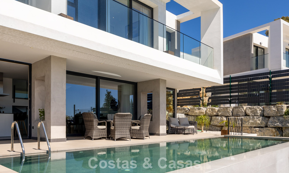Modern turnkey villa for sale in a sought-after golf community near Estepona town centre 799448