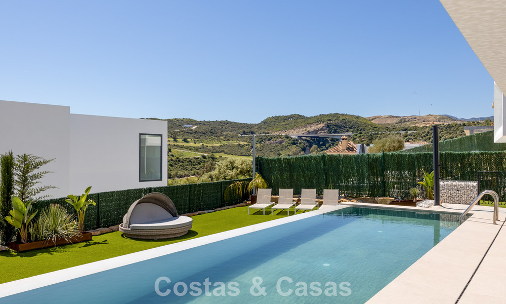 Modern turnkey villa for sale in a sought-after golf community near Estepona town centre 799449