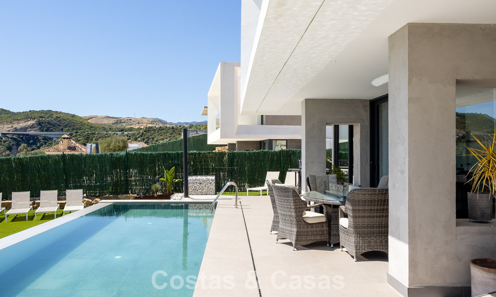 Modern turnkey villa for sale in a sought-after golf community near Estepona town centre 799450