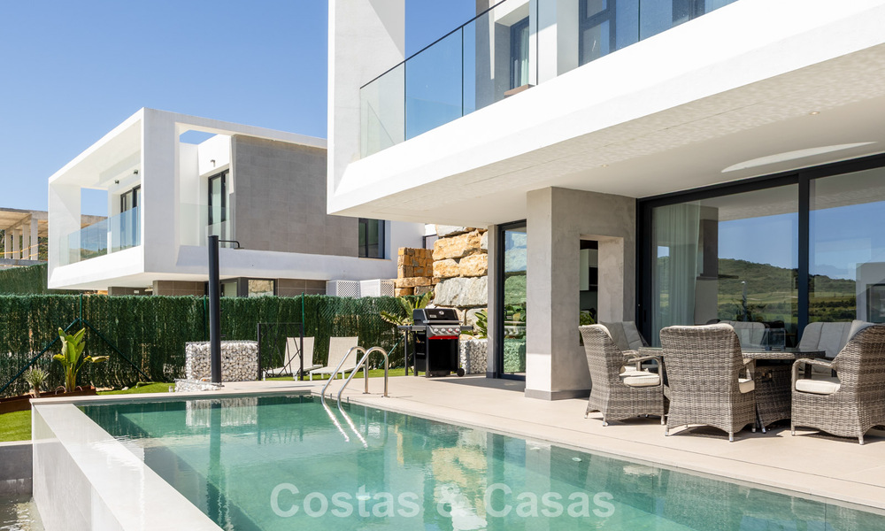 Modern turnkey villa for sale in a sought-after golf community near Estepona town centre 799451