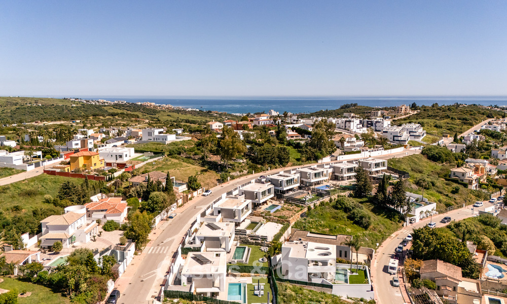 Modern turnkey villa for sale in a sought-after golf community near Estepona town centre 799453