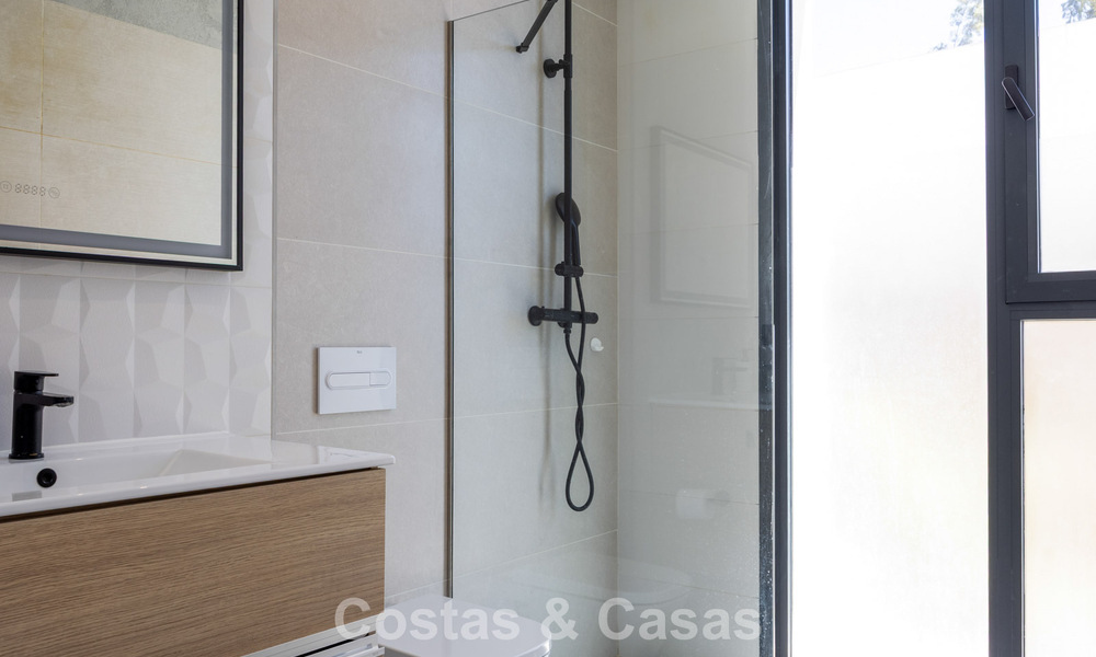 Modern turnkey villa for sale in a sought-after golf community near Estepona town centre 799458