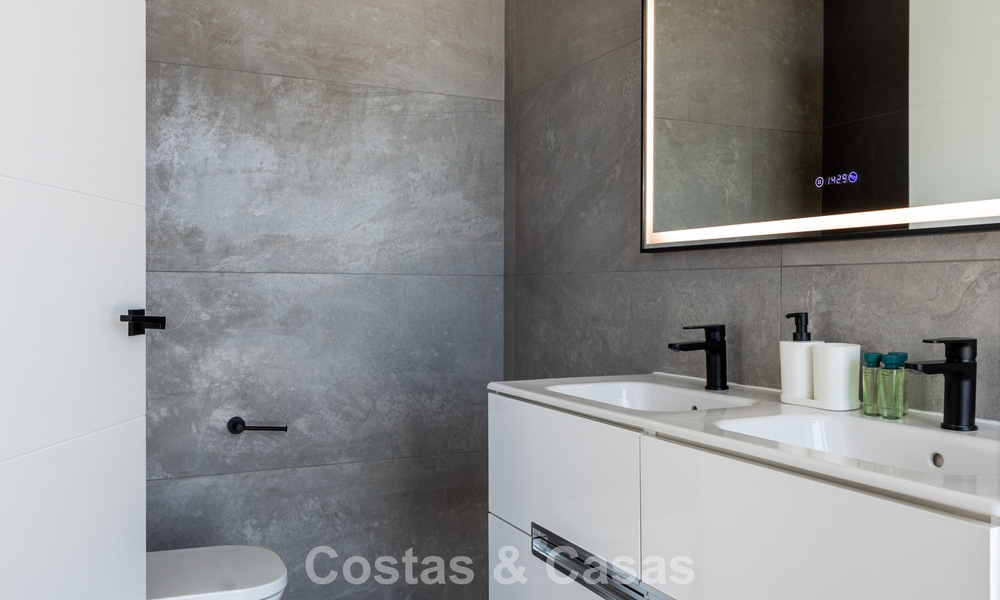 Modern turnkey villa for sale in a sought-after golf community near Estepona town centre 799460