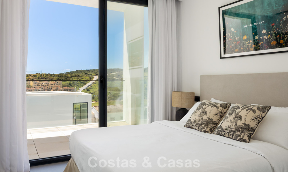 Modern turnkey villa for sale in a sought-after golf community near Estepona town centre 799461