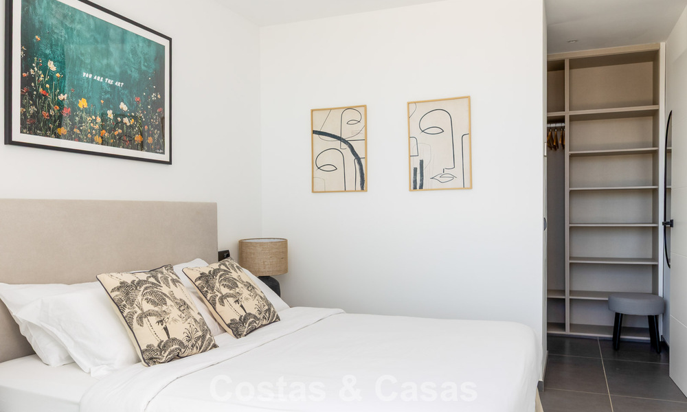 Modern turnkey villa for sale in a sought-after golf community near Estepona town centre 799462