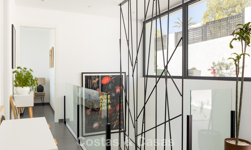 Modern turnkey villa for sale in a sought-after golf community near Estepona town centre 799463