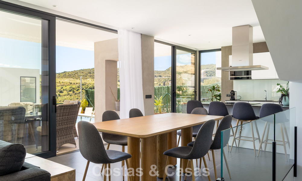 Modern turnkey villa for sale in a sought-after golf community near Estepona town centre 799468