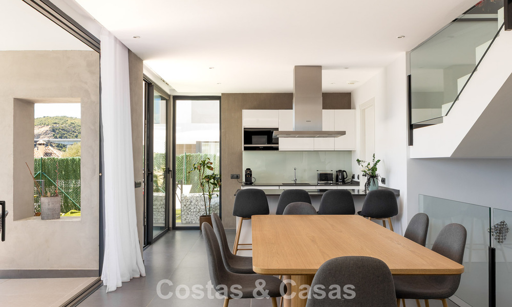 Modern turnkey villa for sale in a sought-after golf community near Estepona town centre 799469