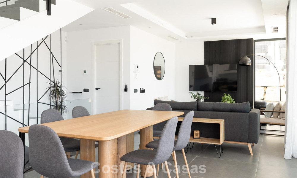 Modern turnkey villa for sale in a sought-after golf community near Estepona town centre 799471