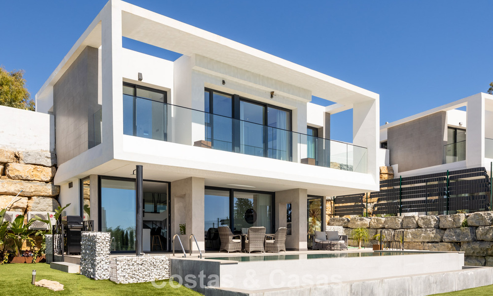 Modern turnkey villa for sale in a sought-after golf community near Estepona town centre 799473