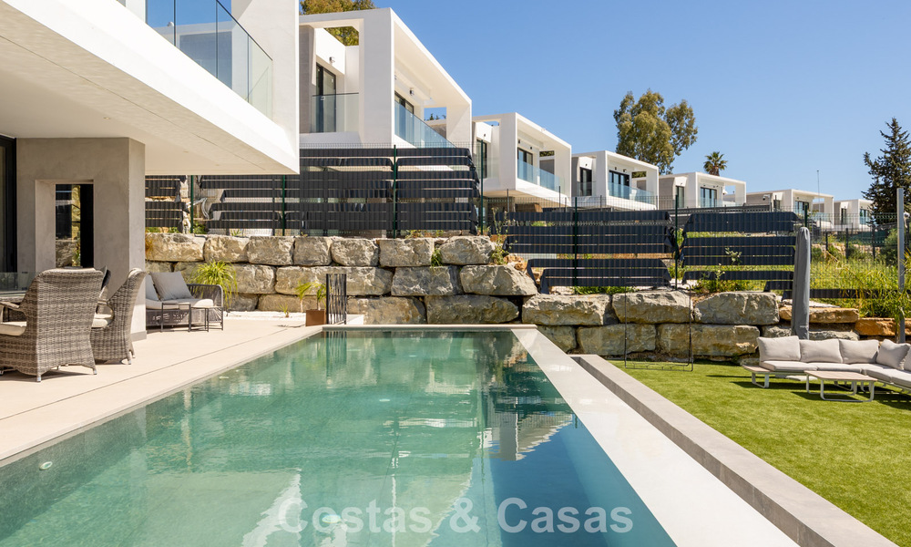Modern turnkey villa for sale in a sought-after golf community near Estepona town centre 799474