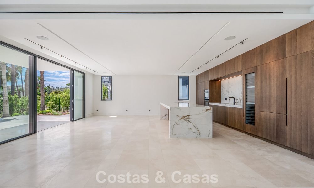 New, modern architectural villa with breathtaking sea views for sale on Marbella’s Golden Mile 799326