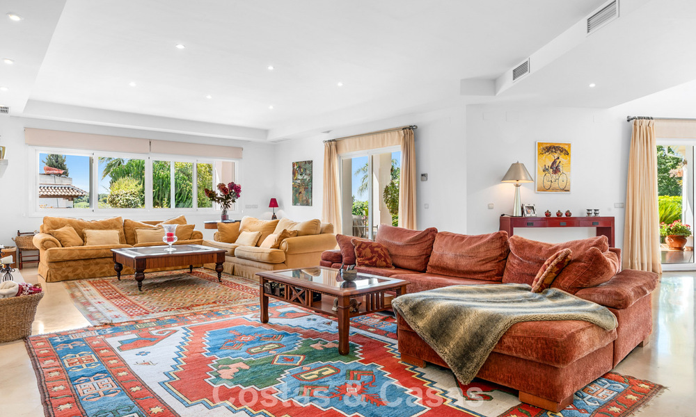 Timeless Spanish luxury villa with large garden and pool for sale in the hills of Marbella - Benahavís 799400