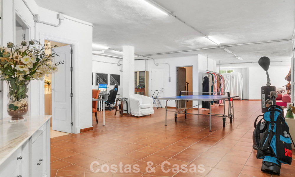 Timeless Spanish luxury villa with large garden and pool for sale in the hills of Marbella - Benahavís 799405