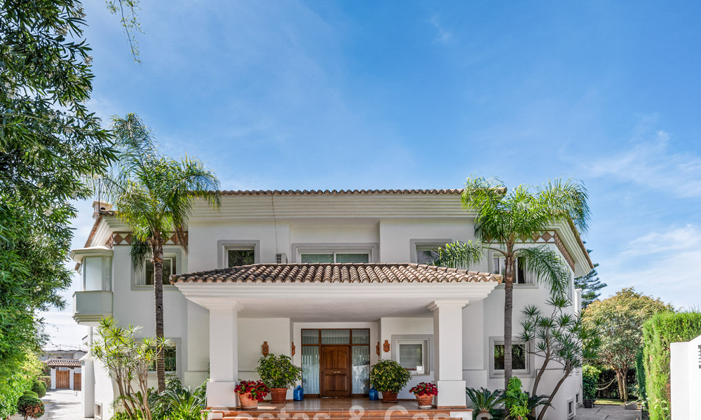 Timeless Spanish luxury villa with large garden and pool for sale in the hills of Marbella - Benahavís 799416