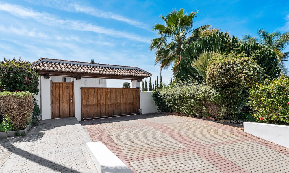 Timeless Spanish luxury villa with large garden and pool for sale in the hills of Marbella - Benahavís 799418