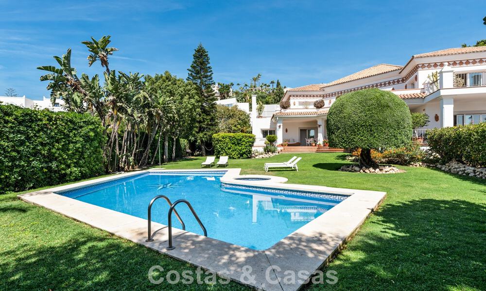 Timeless Spanish luxury villa with large garden and pool for sale in the hills of Marbella - Benahavís 799419