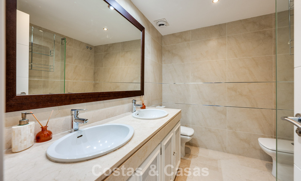 Beautiful townhouse with panoramic views for sale within walking distance of amenities in Nueva Andalucía, Marbella 799497