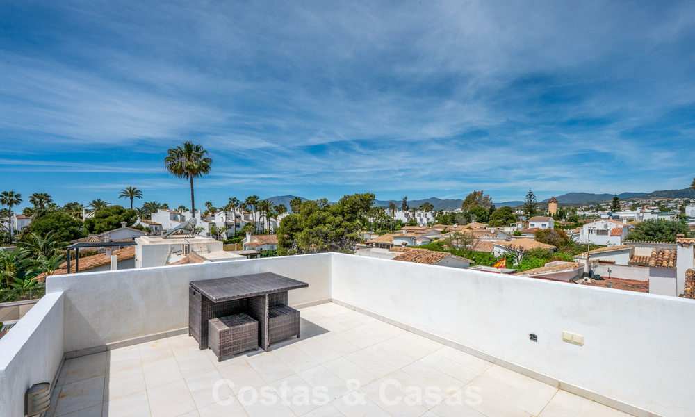 Move-in ready, modernised Mediterranean villa for sale just a few meters from the beach between Marbella and Estepona 799609
