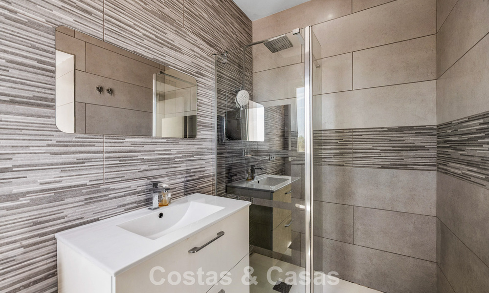 Move-in ready, modernised Mediterranean villa for sale just a few meters from the beach between Marbella and Estepona 799614