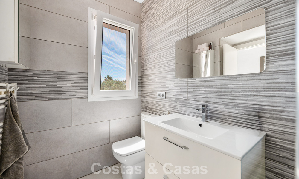 Move-in ready, modernised Mediterranean villa for sale just a few meters from the beach between Marbella and Estepona 799615