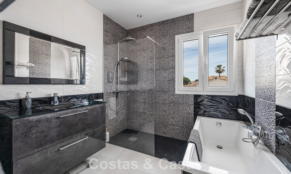 Move-in ready, modernised Mediterranean villa for sale just a few meters from the beach between Marbella and Estepona 799619
