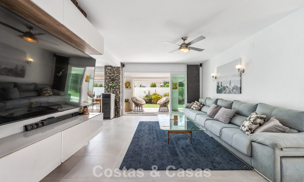 Move-in ready, modernised Mediterranean villa for sale just a few meters from the beach between Marbella and Estepona 799621