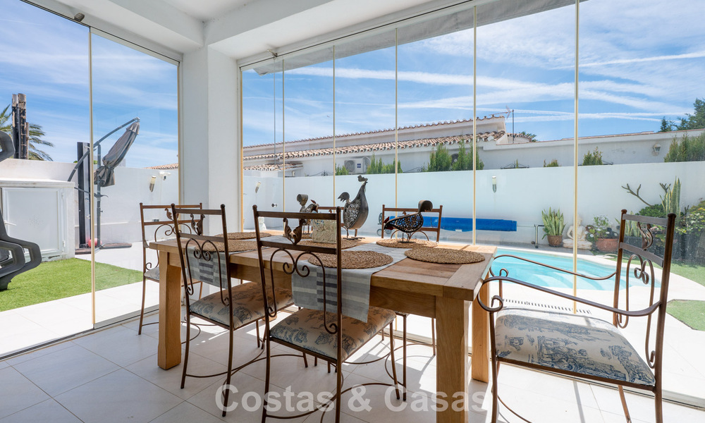Move-in ready, modernised Mediterranean villa for sale just a few meters from the beach between Marbella and Estepona 799627