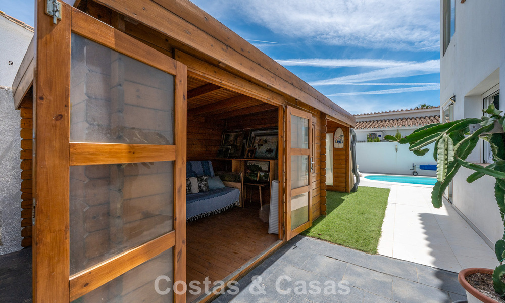 Move-in ready, modernised Mediterranean villa for sale just a few meters from the beach between Marbella and Estepona 799628