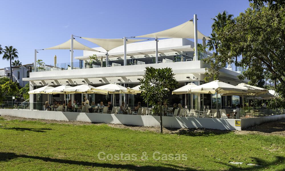 Move-in ready, modernised Mediterranean villa for sale just a few meters from the beach between Marbella and Estepona 799754