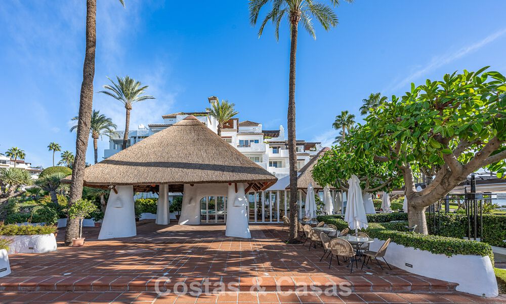 Exclusive renovated frontline beach apartment with direct sea views for sale on the New Golden Mile, Estepona East 799558