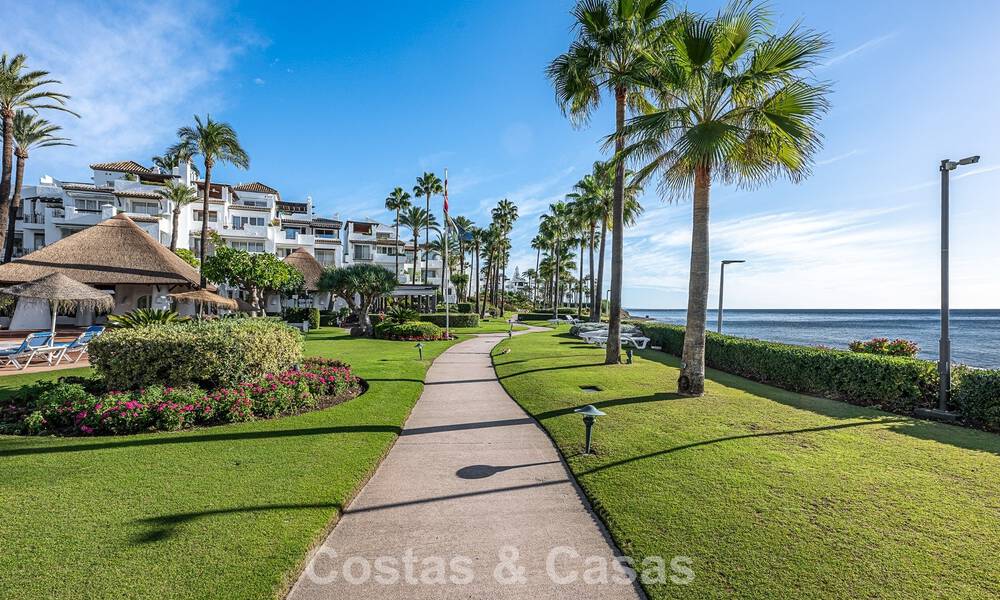Exclusive renovated frontline beach apartment with direct sea views for sale on the New Golden Mile, Estepona East 799559