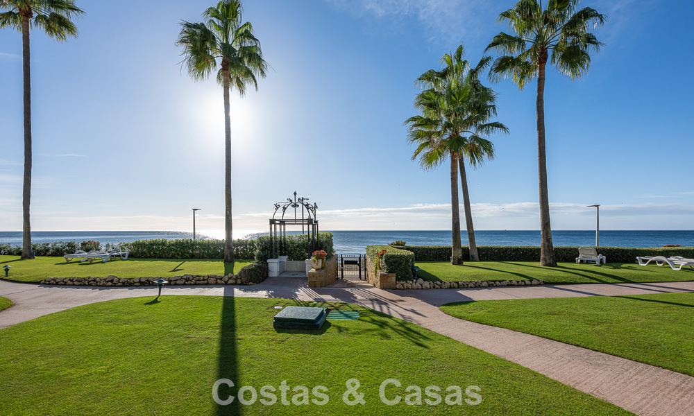 Exclusive renovated frontline beach apartment with direct sea views for sale on the New Golden Mile, Estepona East 799560