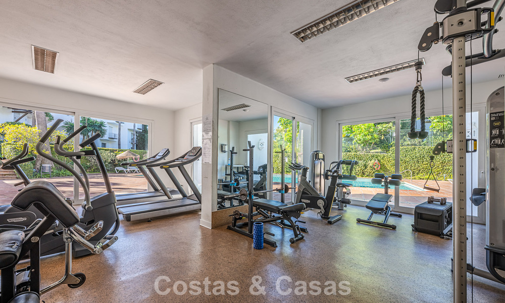 Exclusive renovated frontline beach apartment with direct sea views for sale on the New Golden Mile, Estepona East 799561
