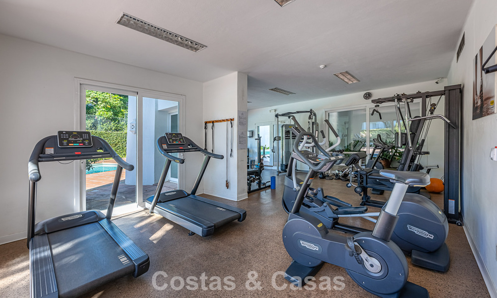 Exclusive renovated frontline beach apartment with direct sea views for sale on the New Golden Mile, Estepona East 799562