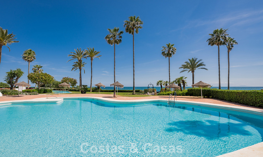 Exclusive renovated frontline beach apartment with direct sea views for sale on the New Golden Mile, Estepona East 799580