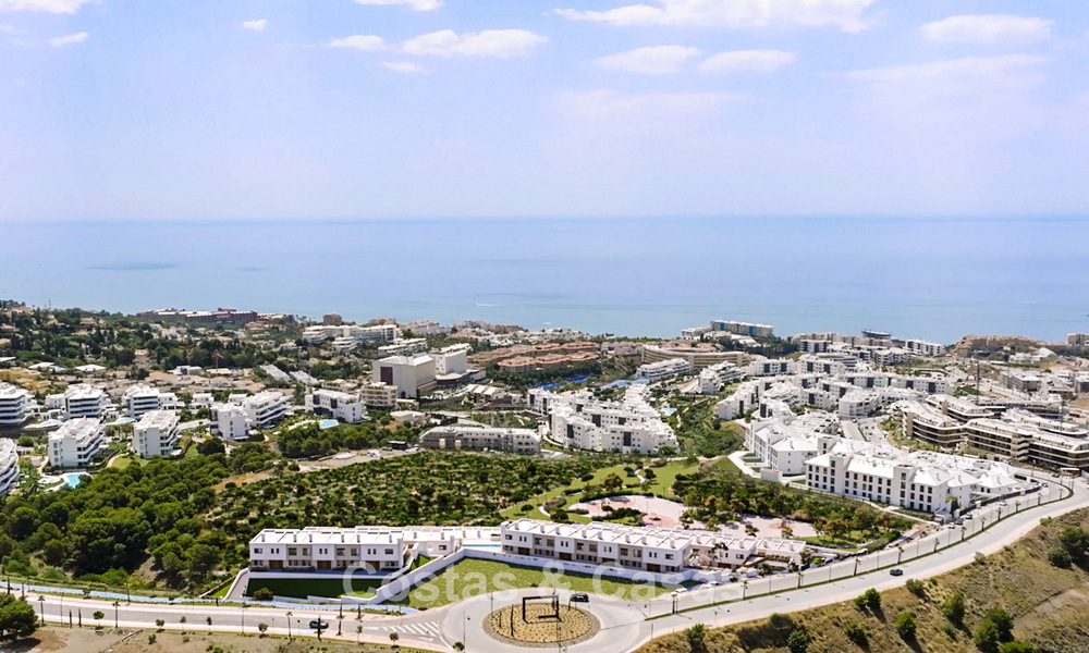 Modern new-build homes with mountain and sea views for sale in a resort-style complex in Fuengirola, Costa del Sol 799595