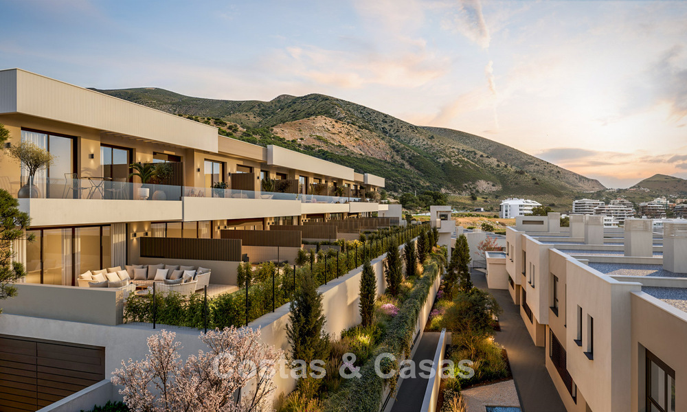 Modern new-build homes with mountain and sea views for sale in a resort-style complex in Fuengirola, Costa del Sol 799600