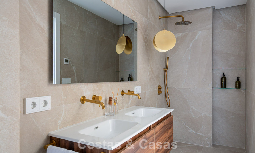Modernised sea-view apartment for sale within walking distance of puerto banús and the beach in Nueva Andalucía, Marbella 799794