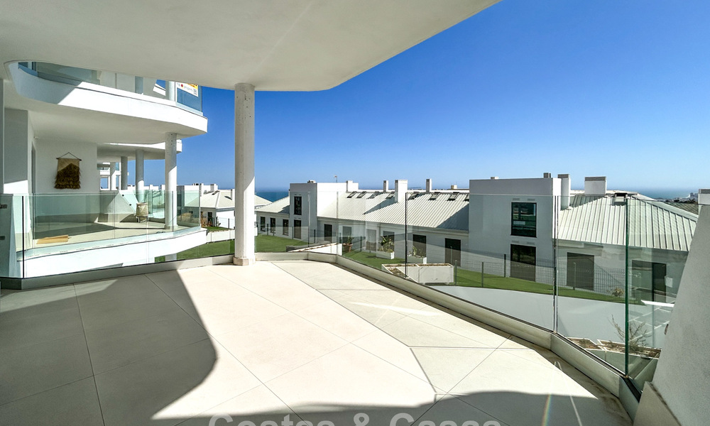 Turnkey modern luxury homes for sale with sea view in a resort-style development in Fuengirola, Costa del Sol 799926