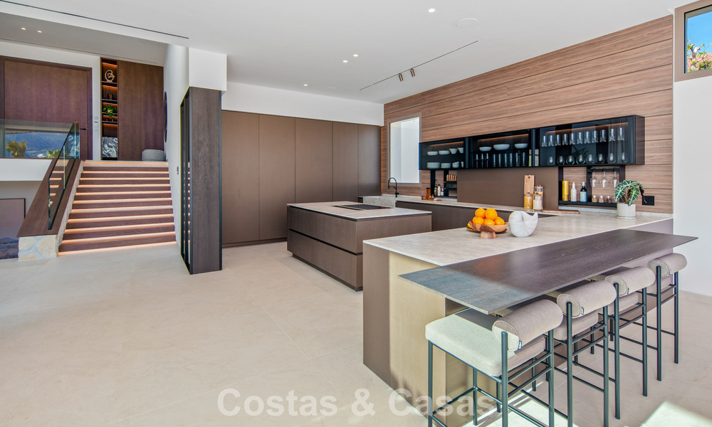 Contemporary designer villa with panoramic views for sale in Nueva Andalucía’s Golf Valley, Marbella 800173