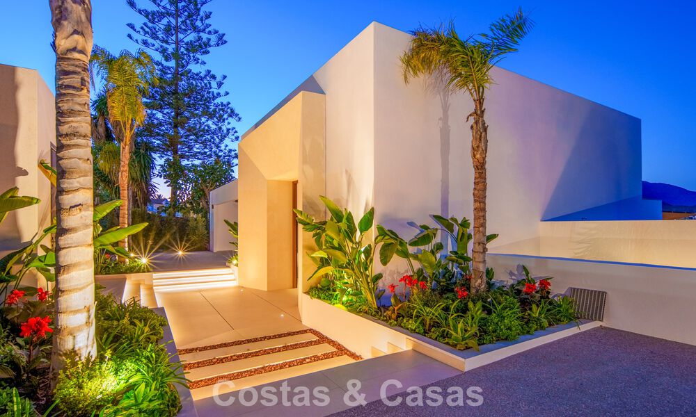 Contemporary designer villa with panoramic views for sale in Nueva Andalucía’s Golf Valley, Marbella 800196